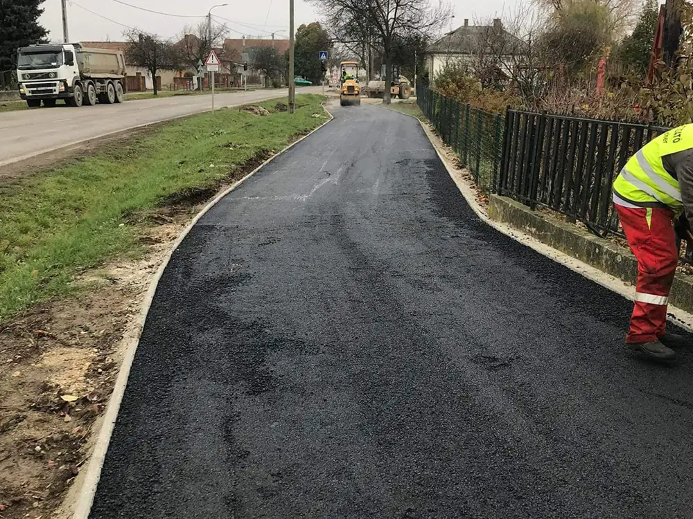 Kátyús utca javítása aszfaltozó csapattal