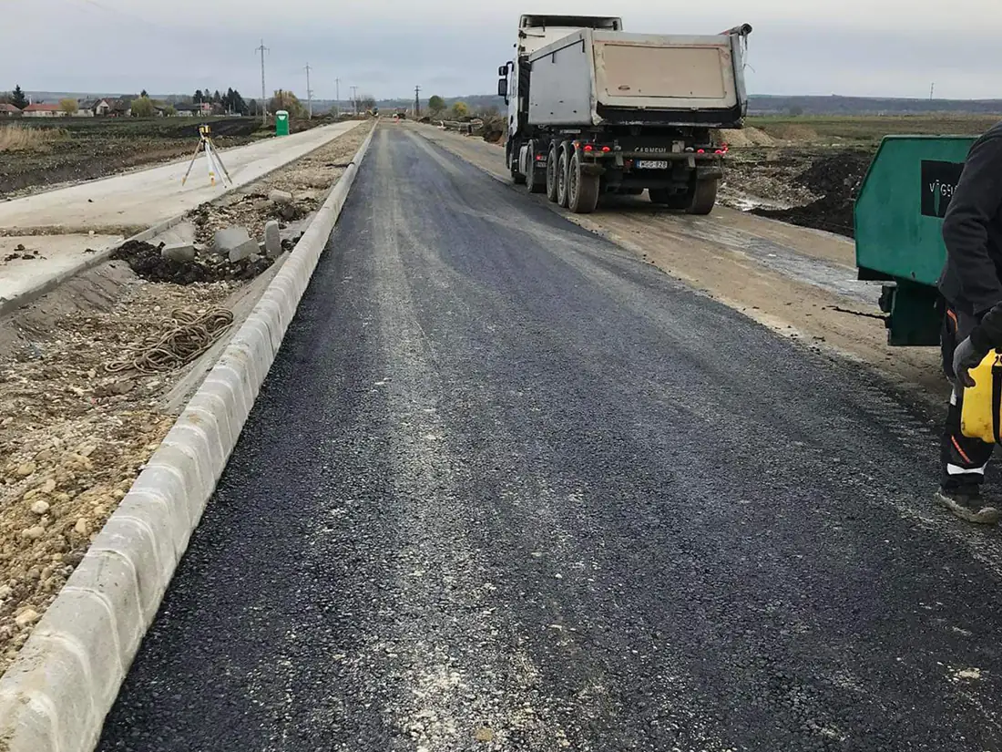 Zúzottkő útalap és szegélykő új út építésénél
