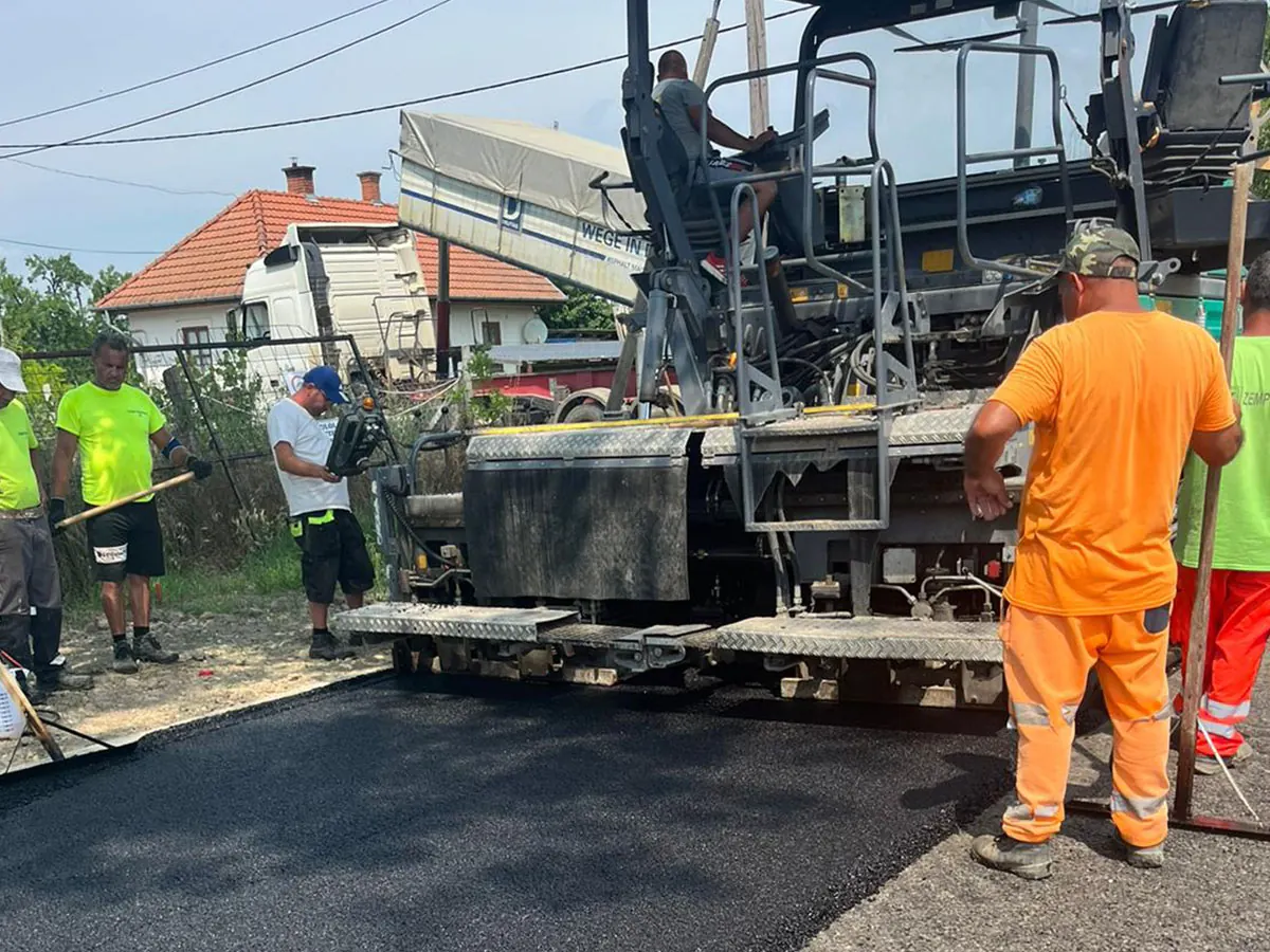 Aszfaltozó csapatunk terítőgéppel és billenccsel lakóutca aszfaltozásánál