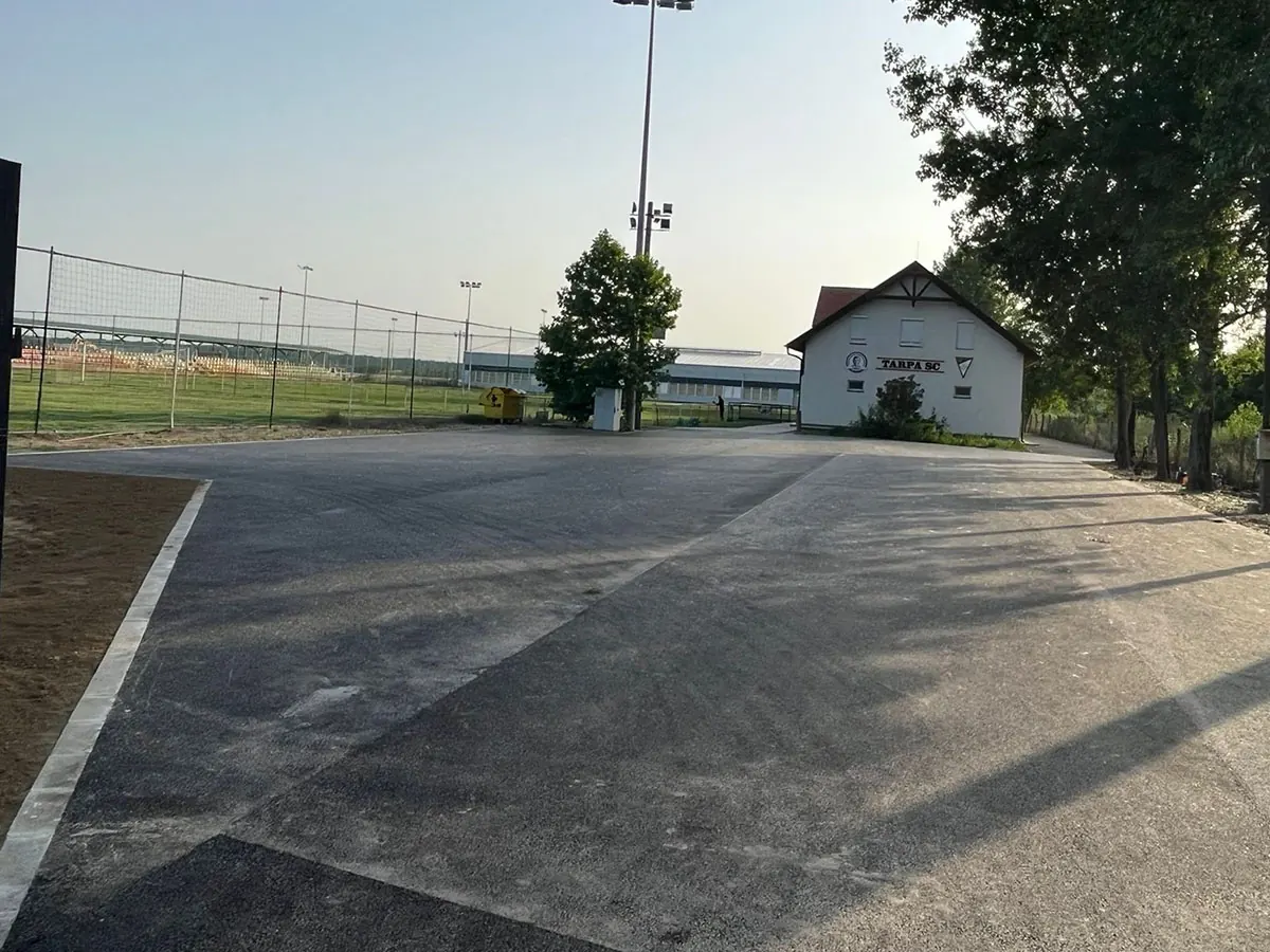 Frissen aszfaltozott parkoló