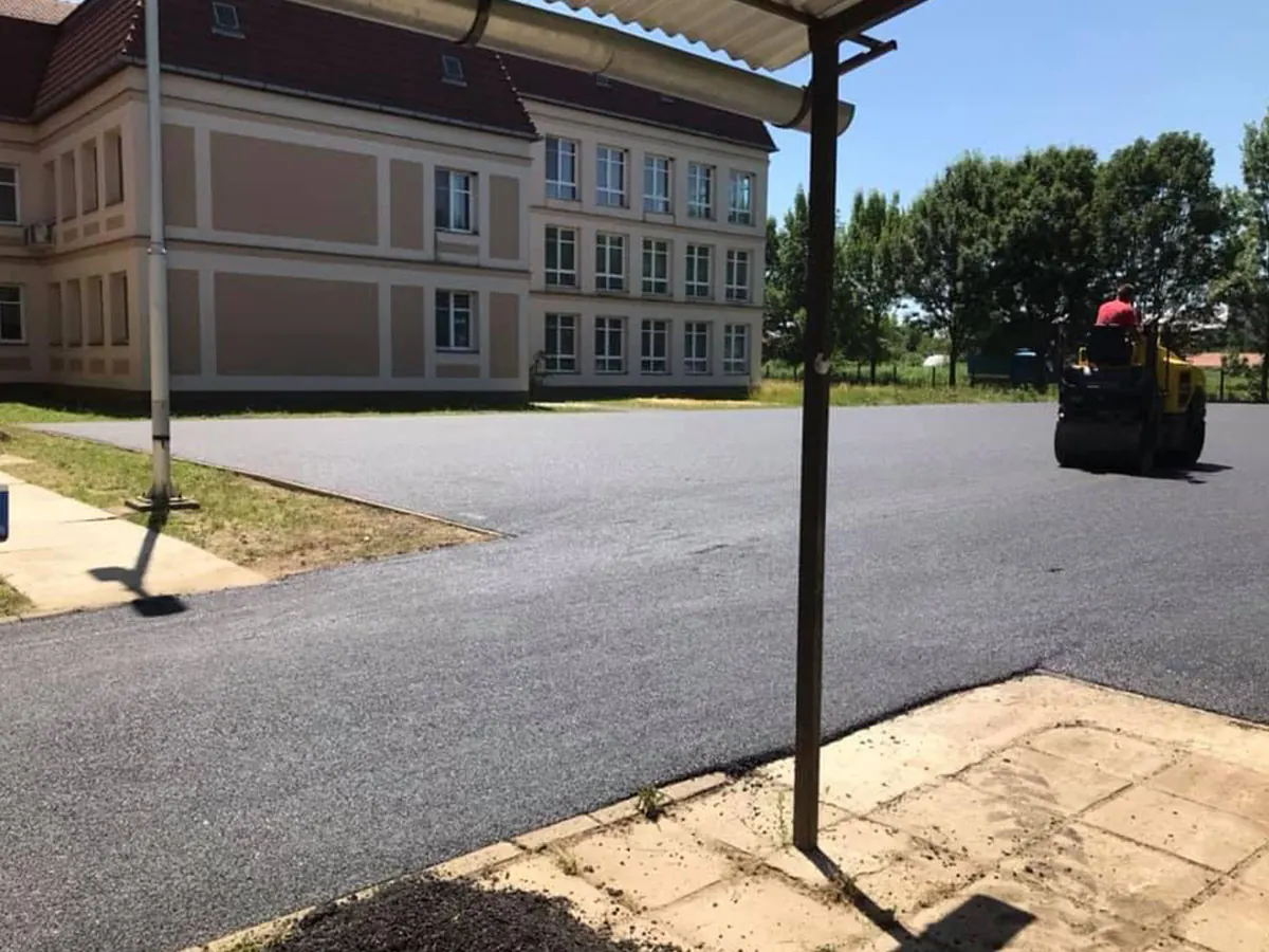 Iskola előtti udvar aszfaltozása hengerrel